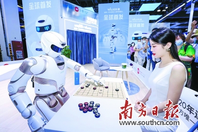 “广东造”大型仿人服务机器人全球首发