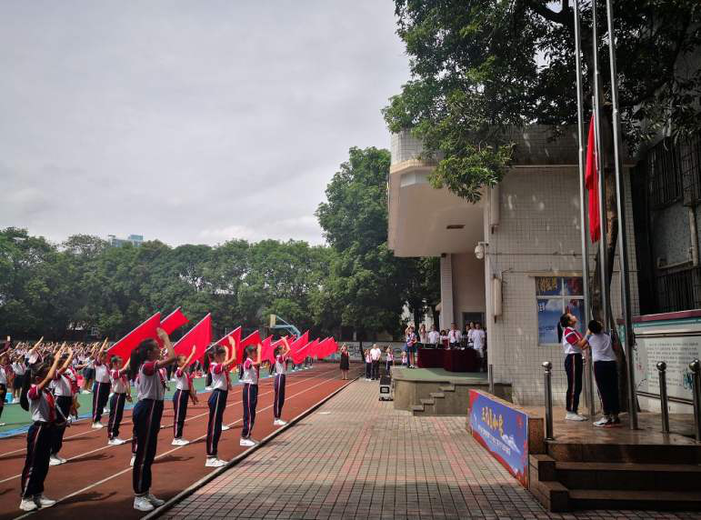 白云区三元里小学举行了升国旗仪式