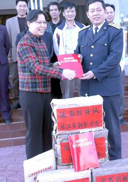林红副部长将十六大文件汇编等400多图书赠送给南沙守备部队.