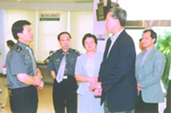 广东新闻:香港警务处副处长访中山公安局出入