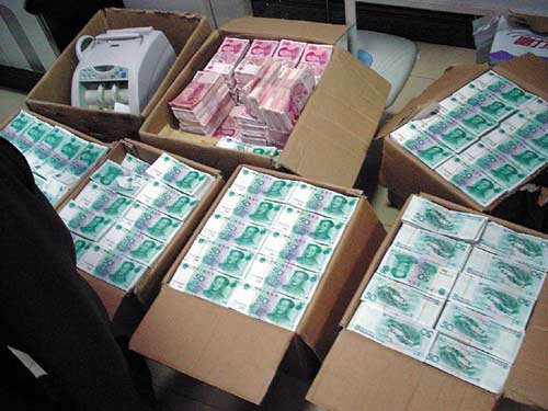 穗莞深连捣3个假币窝点 抓获犯罪嫌疑人17名·