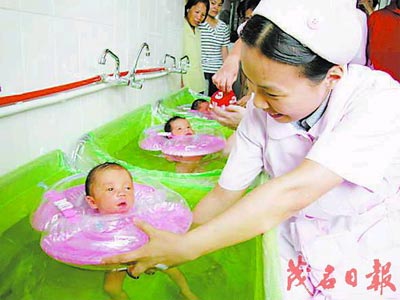 婴儿潇洒水中游 茂名首家新生儿游泳池开放·