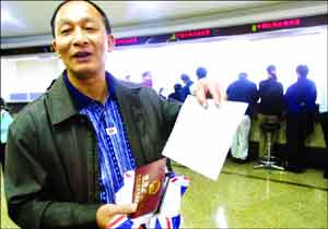 南方网:广州申办护照者猛增近三倍 办照首日场