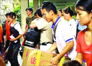 南方网:学生返校掀客运高峰 广州火车站客流猛