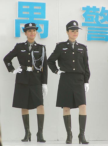 南方网:裙装警服<em>女警</em>