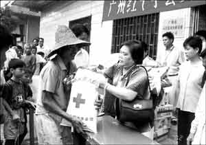 南方网:从化2000灾民喜领红十字会救灾物资
