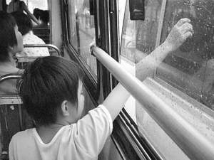 南方网:广州:儿童乘车常将头手伸出窗外险象环