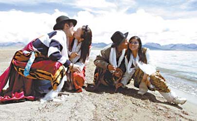 广东新闻:粤新人参加西藏婚礼 种千年柏树见证