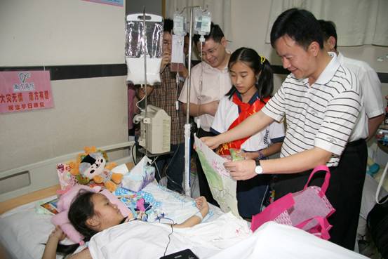 广东新闻 p 谭君铁看望来粤疗伤青少年 志愿者