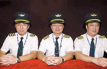 二次演练飞机介绍 机组成员有三人·广东新闻