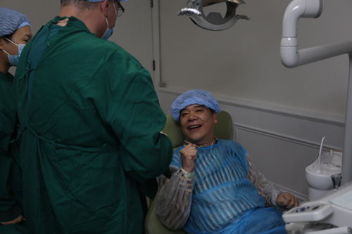 种植牙手术直播-柏德口腔完成对广州市民的口