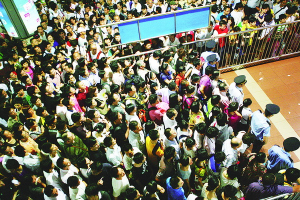 广深铁路供电线路故障 千余乘客滞留广州东站