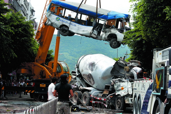搅拌车连撞七车1死11伤
