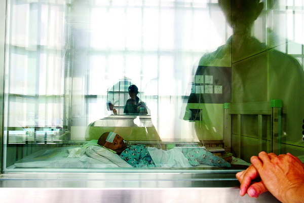 骨髓移植后 他的生命仍受到威胁 新闻现场10月