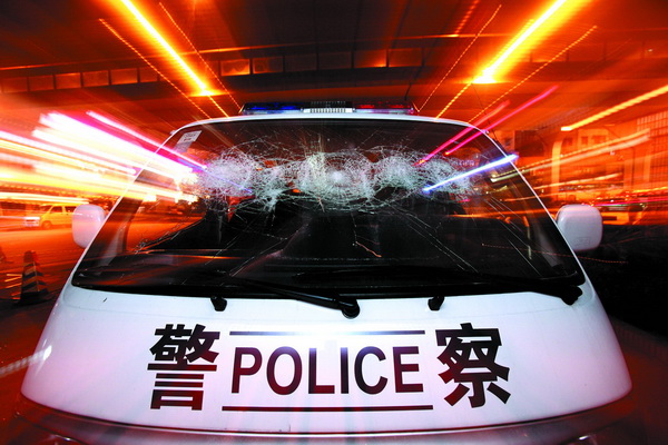 警察开枪制服袭警狂汉 新闻现场10月29日 南方