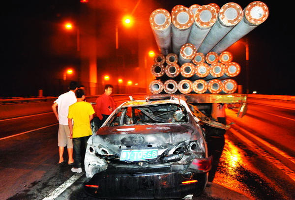 归途中追尾爆炸 他与车同焚