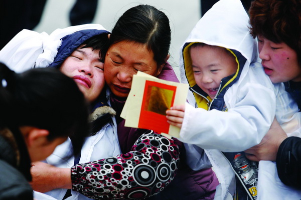 男子打针死亡 家属露宿医院