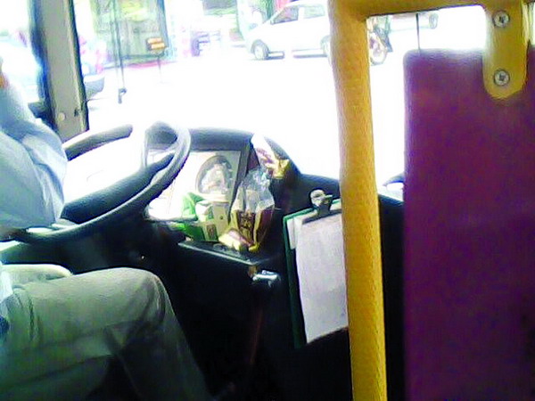 茶山一公交司机开车时的违规行为被网友偷拍