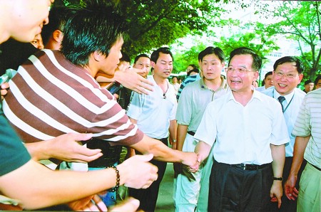 国务院总理温家宝在深圳职业技术学院与学生亲