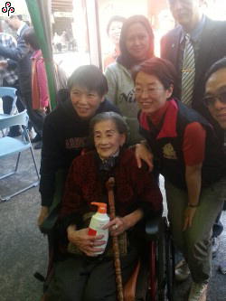 周美青引导老人做体检 民众直呼太幸运(图) 港