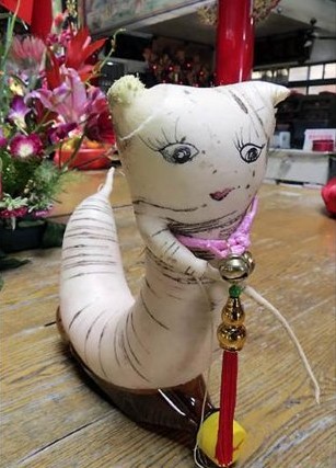 台湾/蛇形的白萝卜被打扮成白蛇娘娘模样。
