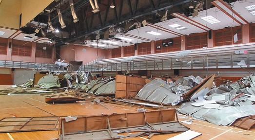 台湾中山大学体育馆天花板突然塌落 幸无人伤