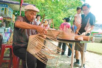 台湾老人用竹子编捕鼠器 能牢牢夹老鼠(图) 港
