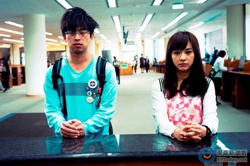 陈柏霖变身邋遢宅男 衣服肮脏脸上布满痘花 