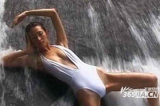 <em>林志玲性感</em>拍年历 平胸如何变爆乳? 港澳台快