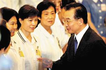 总理足迹一天印遍香港7地 居民不舍得松开总理