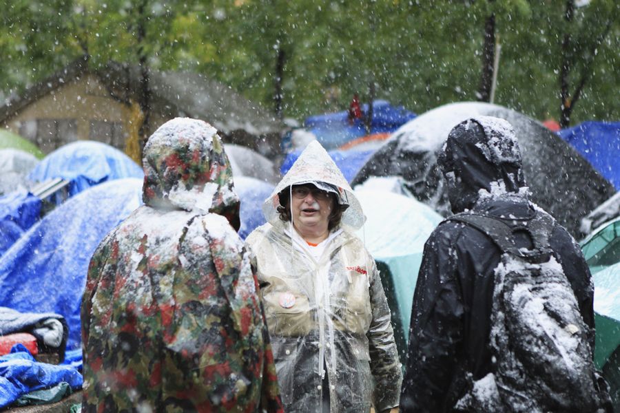 遭遇大雪 纽约抗议者雪中坚守 国际时政新闻 南