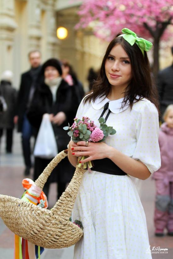 实拍美丽的俄罗斯卖花姑娘 国际快递 南方网
