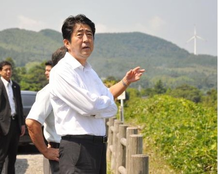 安倍夫妇参观山口县农户梯田 宣传保护小规模农户(图) 国际快递 南方网