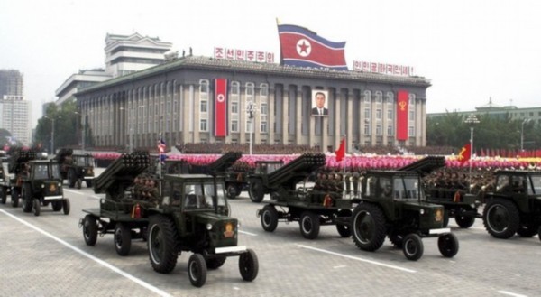 朝鲜国庆65周年阅兵仪式 农用拖拉机牵引火箭炮