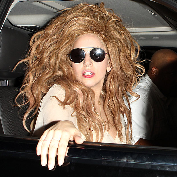 Lady Gaga新发型酷似金毛狮王(图) 国际快递 南