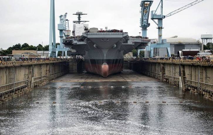 :世界最强航母福特号下水 前总统苏珊·福特按