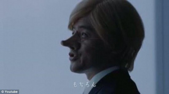 日本人戴假鼻子扮西方人 日航空公司广告引众