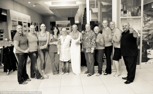 女子化疗治<em>癌头发掉</em>光 好友集体剃光头支持(图