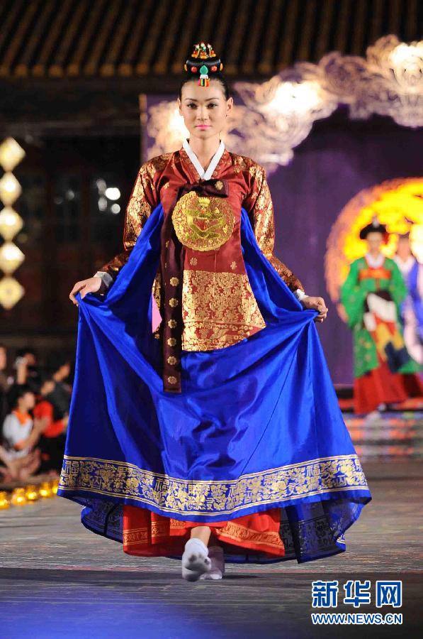越南顺化文化节举行东方之夜时装表演(高清