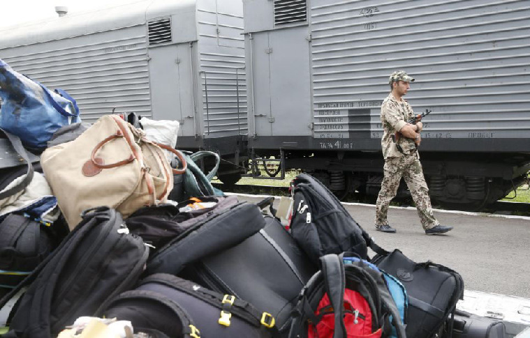 运送马航空难遇难者遗体火车启程(高清组图)