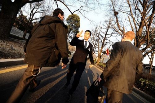 奥巴马保镖缅甸耍横 网友妙评:有咱们城管横?