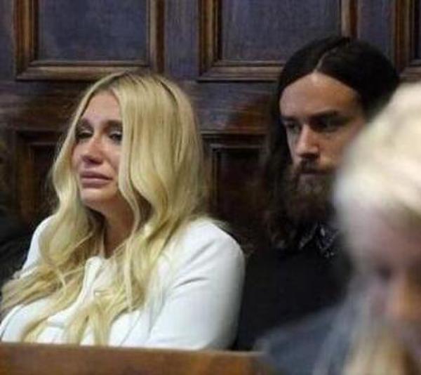  女星败诉痛哭  揭秘事件背后全球演艺圈潜规则