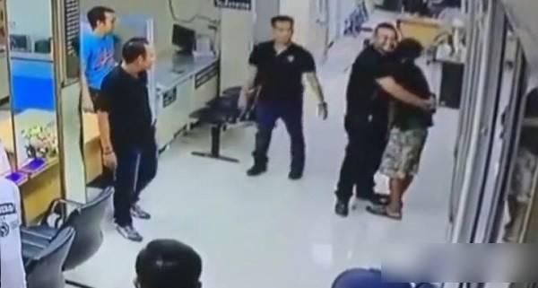 神剧情!泰国男子持刀闯警局 警察最后给了他一