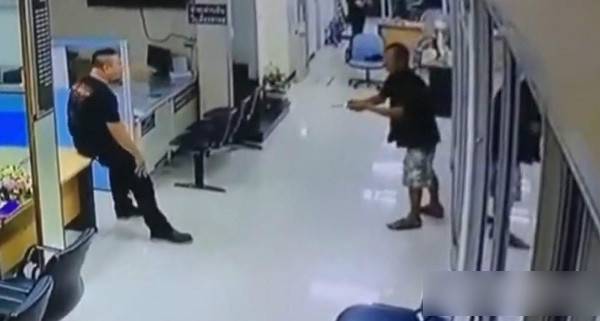 神剧情!泰国男子持刀闯警局 警察最后给了他一