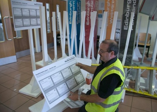 独立公投即将开始 工作人员做好准备工作