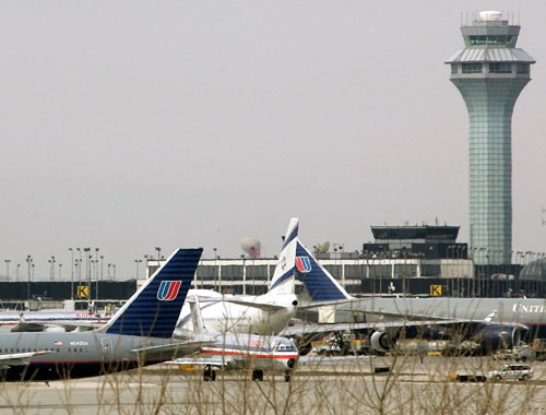 芝加哥机场遭员工纵火 1800多次航班被取消(高