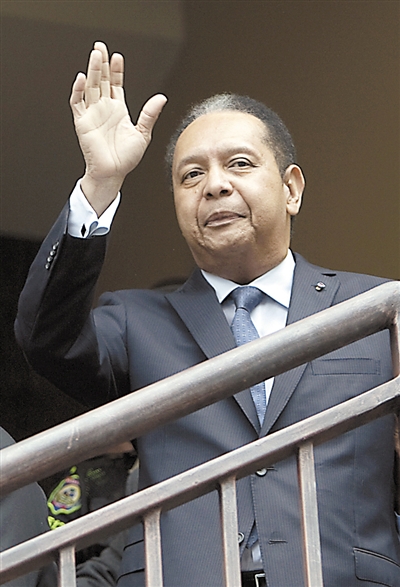 海地世界最年轻总统去世 花花公子19岁继承父