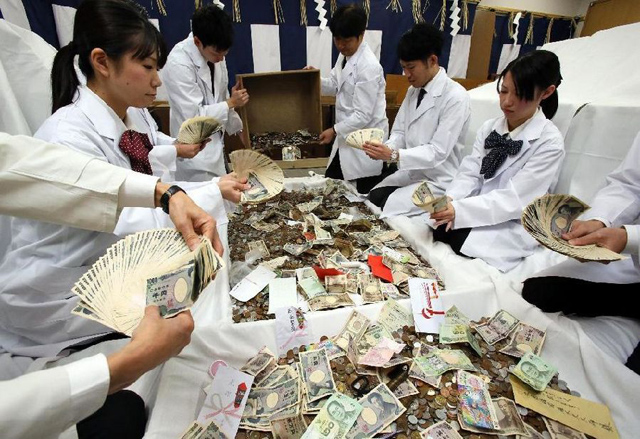 日本神社新年开箱清点香火钱 惊现彩票和外币