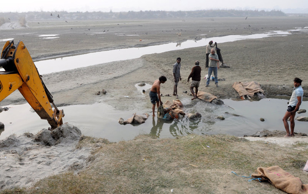 印度北方邦恒河现100多具尸体 印度母亲河大揭秘