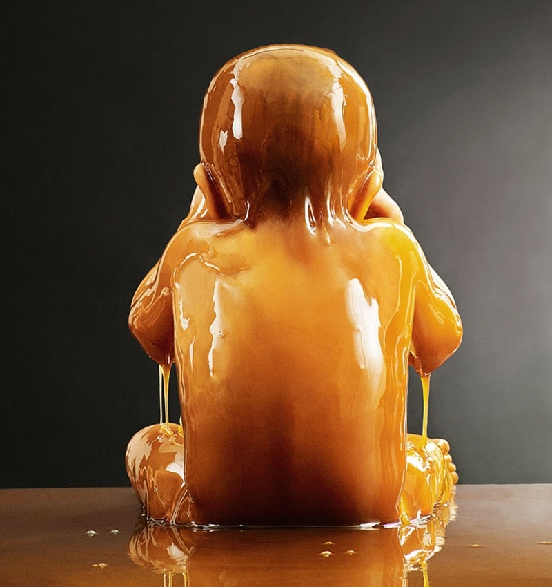 摄影师用1000磅蜂蜜浇灌裸模 创作“蜜人”“诡异..